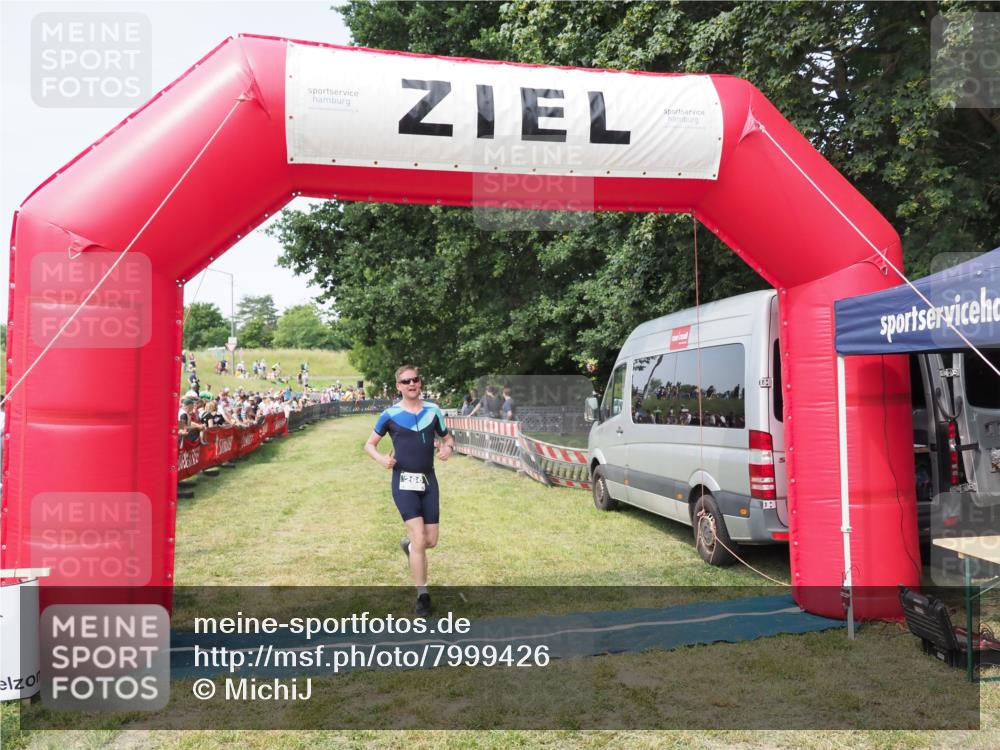 21.06.2025 - 27. Vierlanden-Triathlon MichiJ http://msf.ph/oto/7999426 15.06.2026 11:22:32 Ziel 266, 413 meine-sportfotos.de