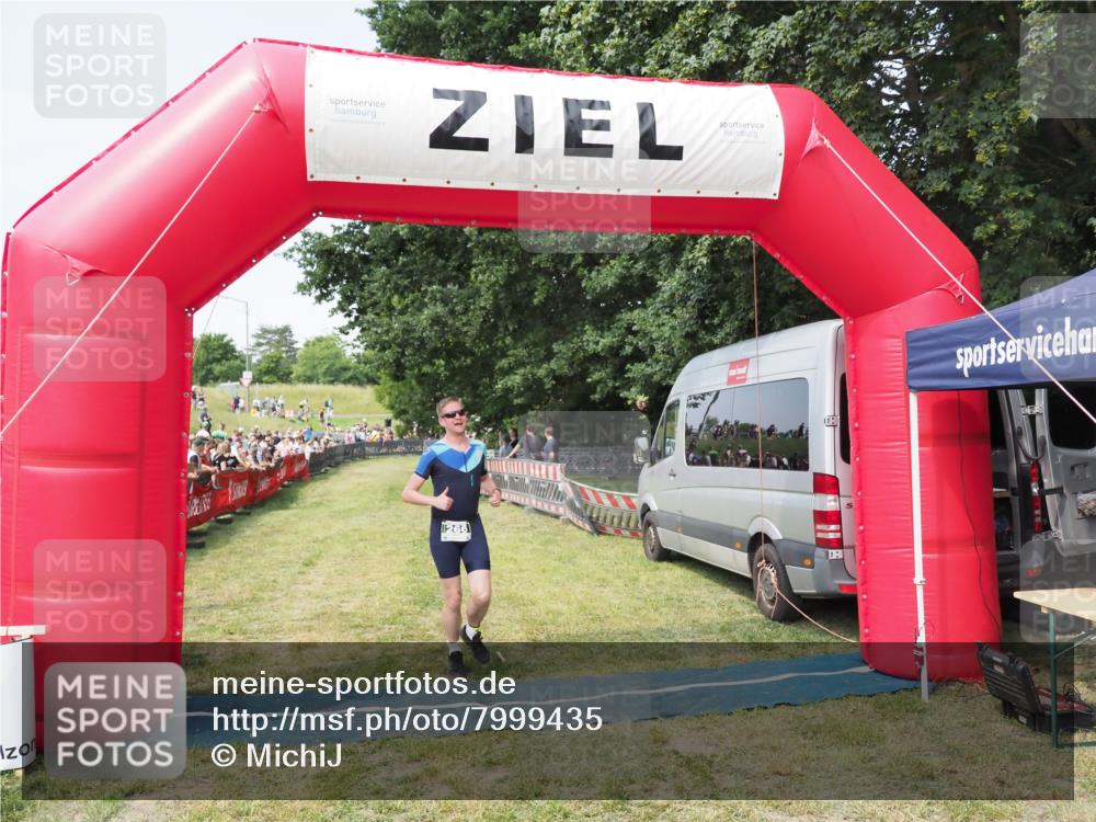 21.06.2025 - 27. Vierlanden-Triathlon MichiJ http://msf.ph/oto/7999435 15.06.2026 11:22:32 Ziel 266, 413 meine-sportfotos.de