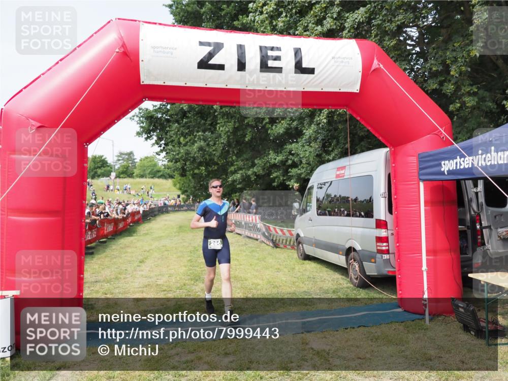 21.06.2025 - 27. Vierlanden-Triathlon MichiJ http://msf.ph/oto/7999443 15.06.2026 11:22:32 Ziel 266, 413 meine-sportfotos.de