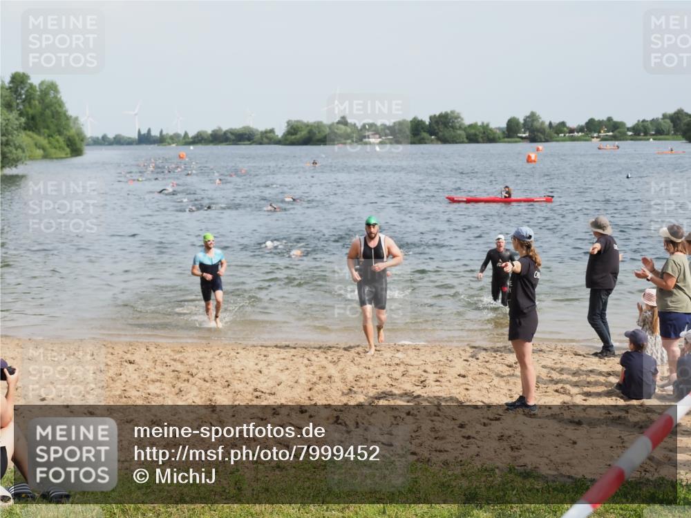21.06.2025 - 27. Vierlanden-Triathlon MichiJ http://msf.ph/oto/7999452 15.06.2026 10:03:37 Schwimmen 377, 425, 432, 439 meine-sportfotos.de