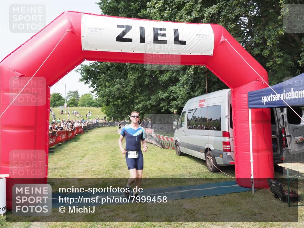 21.06.2025 - 27. Vierlanden-Triathlon MichiJ http://msf.ph/oto/7999458 15.06.2026 11:22:32 Ziel 266, 413 meine-sportfotos.de