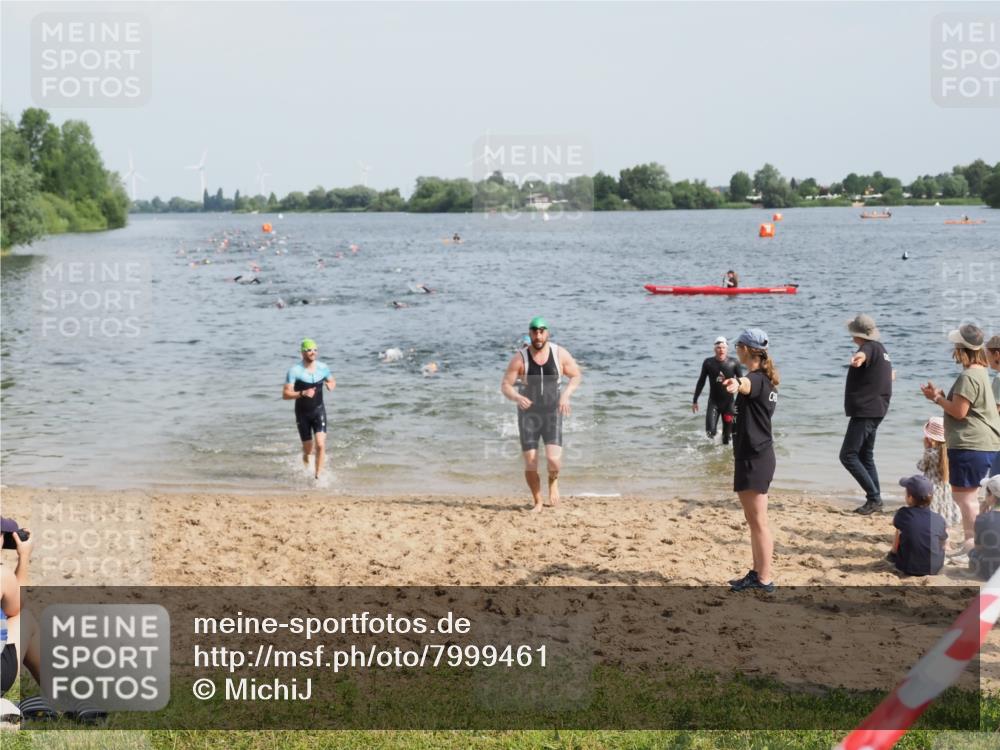21.06.2025 - 27. Vierlanden-Triathlon MichiJ http://msf.ph/oto/7999461 15.06.2026 10:03:37 Schwimmen 377, 425, 432, 439 meine-sportfotos.de
