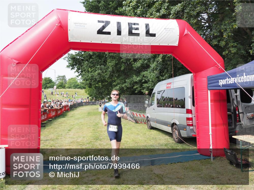 21.06.2025 - 27. Vierlanden-Triathlon MichiJ http://msf.ph/oto/7999466 15.06.2026 11:22:33 Ziel 266, 413 meine-sportfotos.de