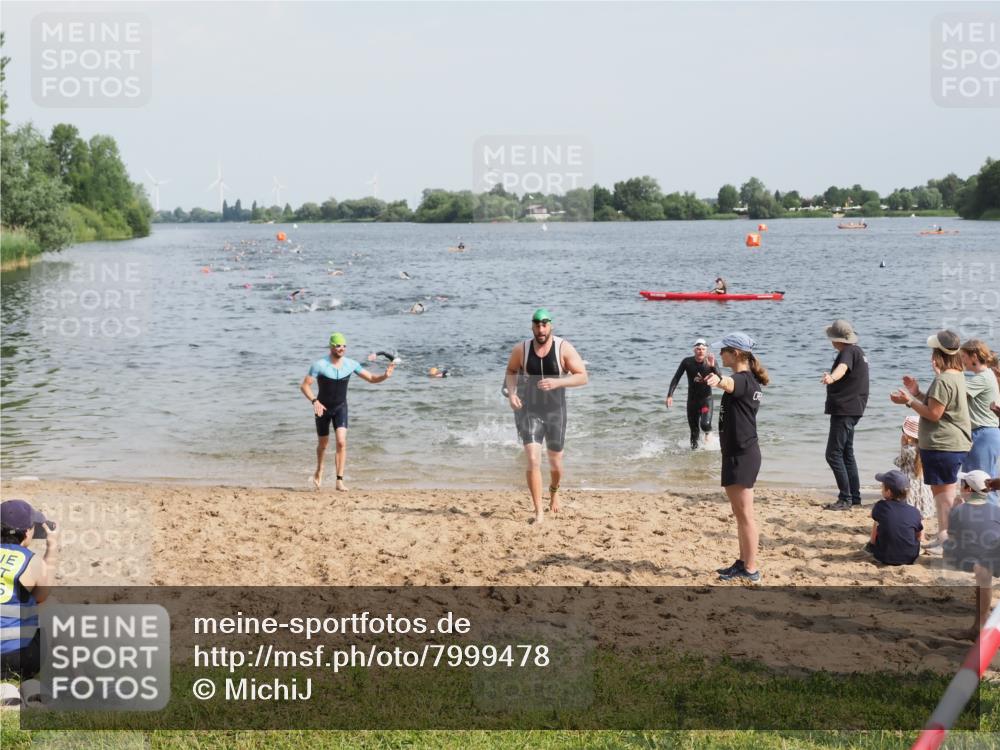 21.06.2025 - 27. Vierlanden-Triathlon MichiJ http://msf.ph/oto/7999478 15.06.2026 10:03:38 Schwimmen 377, 425, 432, 439 meine-sportfotos.de
