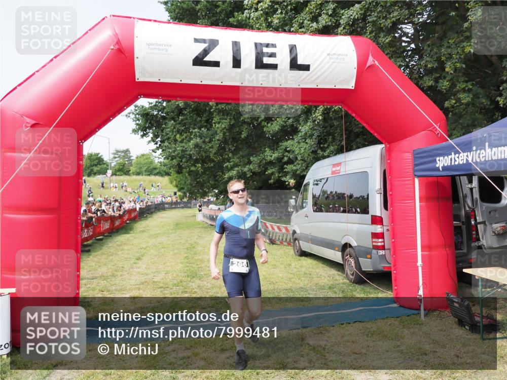 21.06.2025 - 27. Vierlanden-Triathlon MichiJ http://msf.ph/oto/7999481 15.06.2026 11:22:33 Ziel 266, 413 meine-sportfotos.de