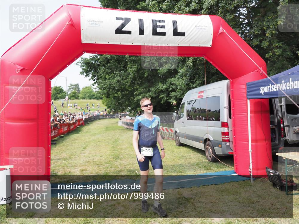 21.06.2025 - 27. Vierlanden-Triathlon MichiJ http://msf.ph/oto/7999486 15.06.2026 11:22:33 Ziel 266, 413 meine-sportfotos.de