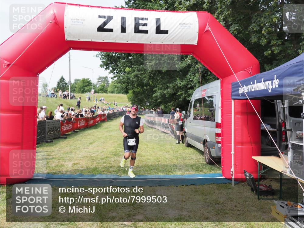 21.06.2025 - 27. Vierlanden-Triathlon MichiJ http://msf.ph/oto/7999503 15.06.2026 11:23:01 Ziel 452 meine-sportfotos.de