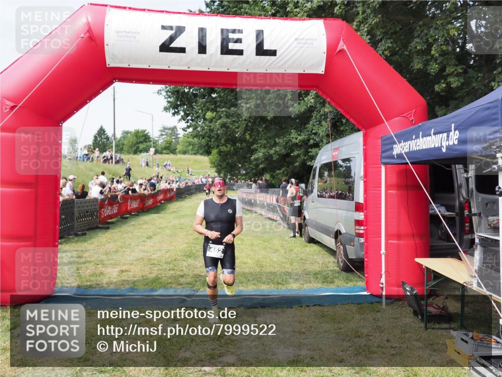 21.06.2025 - 27. Vierlanden-Triathlon MichiJ http://msf.ph/oto/7999522 15.06.2026 11:23:01 Ziel 452 meine-sportfotos.de