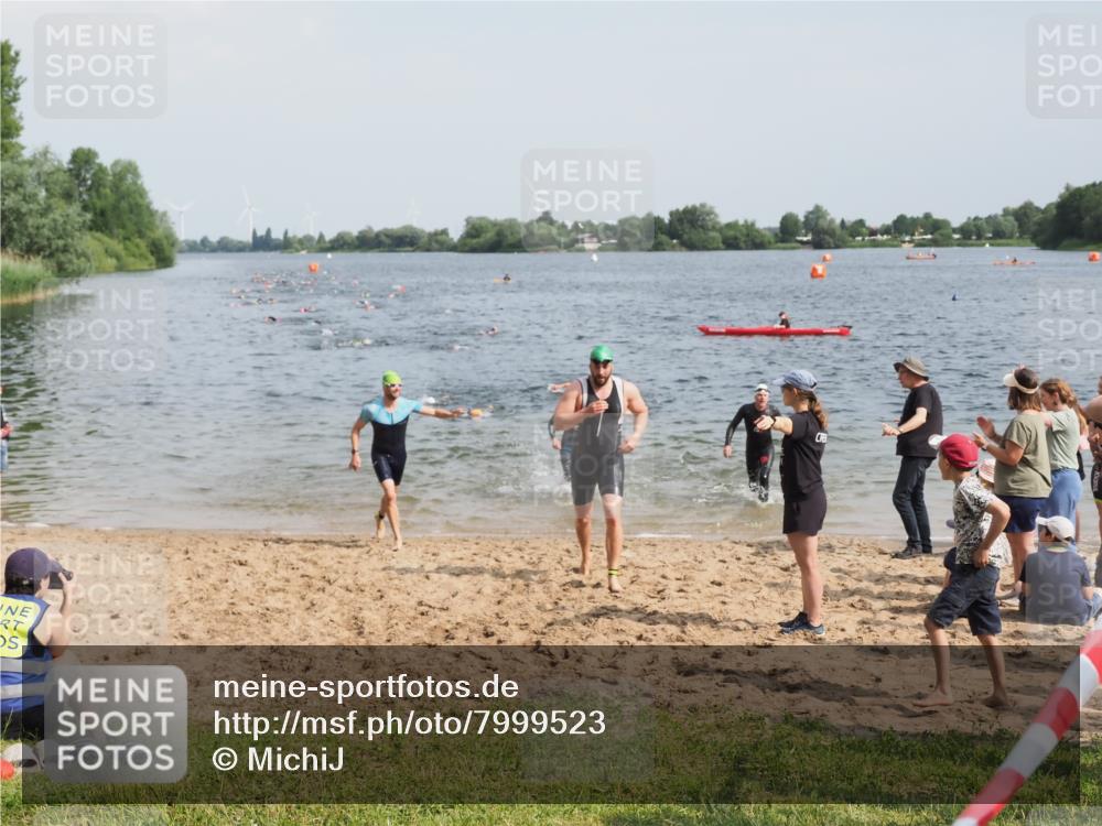 21.06.2025 - 27. Vierlanden-Triathlon MichiJ http://msf.ph/oto/7999523 15.06.2026 10:03:38 Schwimmen 377, 425, 432, 439 meine-sportfotos.de