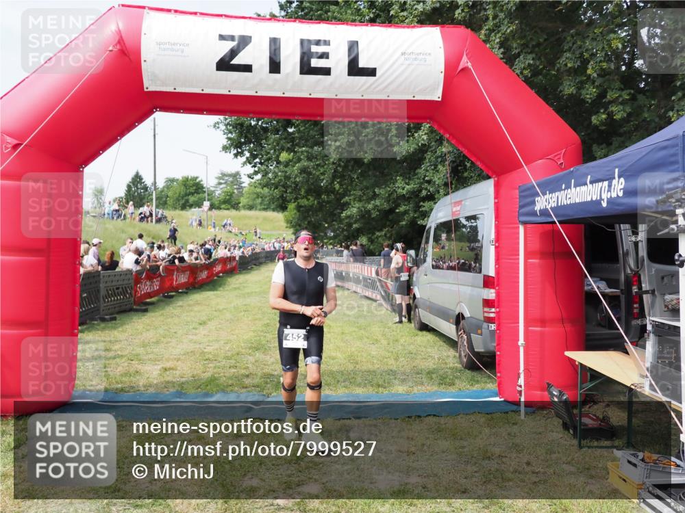 21.06.2025 - 27. Vierlanden-Triathlon MichiJ http://msf.ph/oto/7999527 15.06.2026 11:23:01 Ziel 452 meine-sportfotos.de