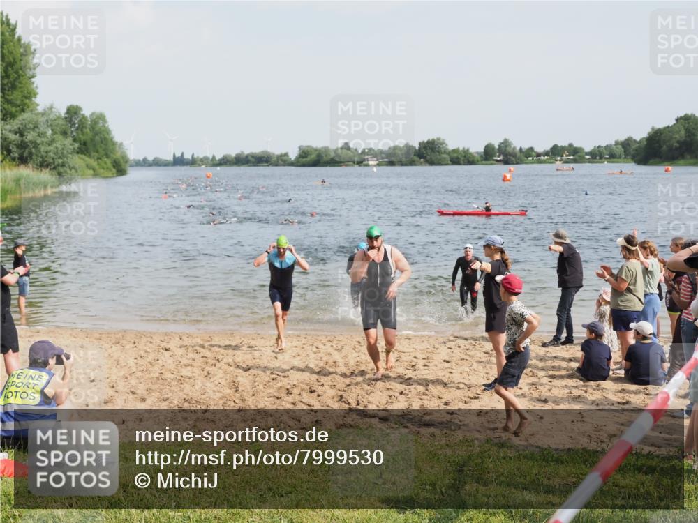 21.06.2025 - 27. Vierlanden-Triathlon MichiJ http://msf.ph/oto/7999530 15.06.2026 10:03:39 Schwimmen 377, 425, 432, 439 meine-sportfotos.de