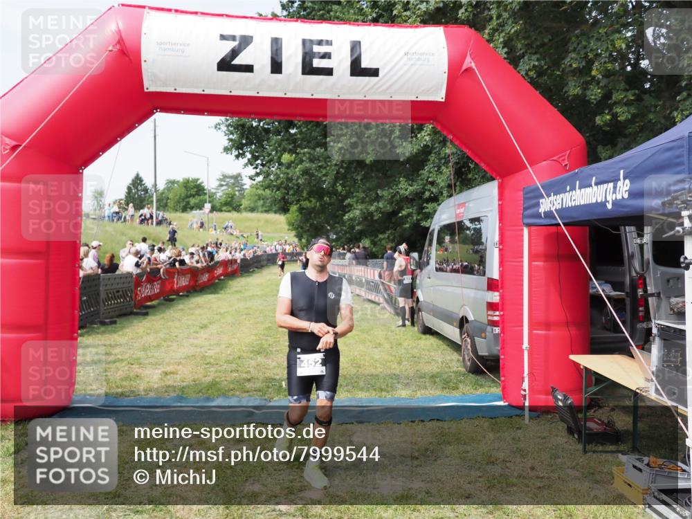 21.06.2025 - 27. Vierlanden-Triathlon MichiJ http://msf.ph/oto/7999544 15.06.2026 11:23:02 Ziel 452 meine-sportfotos.de
