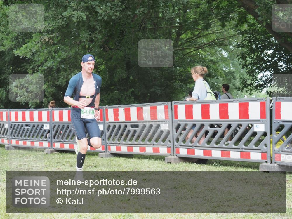 21.06.2025 - 27. Vierlanden-Triathlon KatJ http://msf.ph/oto/7999563 15.06.2025 12:53:59 Ziel 21, 60, 650, 682 meine-sportfotos.de