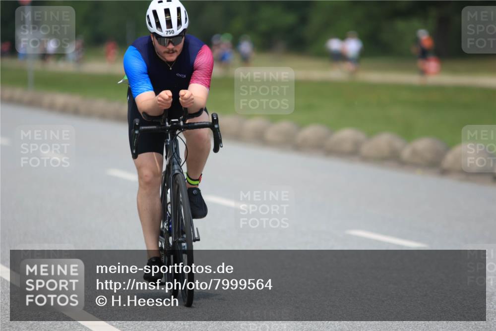 21.06.2025 - 27. Vierlanden-Triathlon H.Heesch http://msf.ph/oto/7999564 15.06.2025 12:31:13 Radfahren 750 meine-sportfotos.de