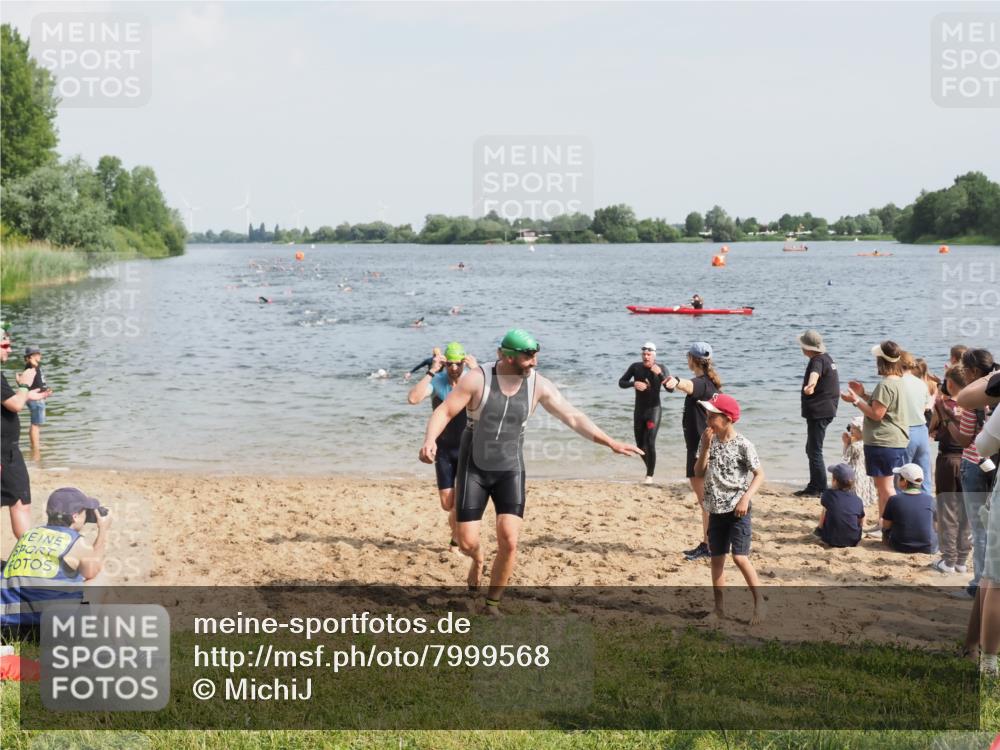 21.06.2025 - 27. Vierlanden-Triathlon MichiJ http://msf.ph/oto/7999568 15.06.2026 10:03:40 Schwimmen 377, 425, 432, 439 meine-sportfotos.de