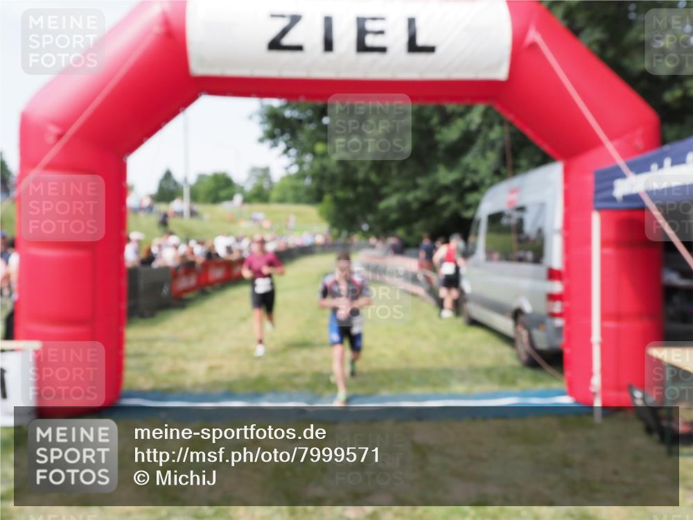 21.06.2025 - 27. Vierlanden-Triathlon MichiJ http://msf.ph/oto/7999571 15.06.2026 11:23:09 Ziel 372, 592 meine-sportfotos.de