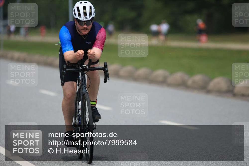 21.06.2025 - 27. Vierlanden-Triathlon H.Heesch http://msf.ph/oto/7999584 15.06.2025 12:31:13 Radfahren 750 meine-sportfotos.de