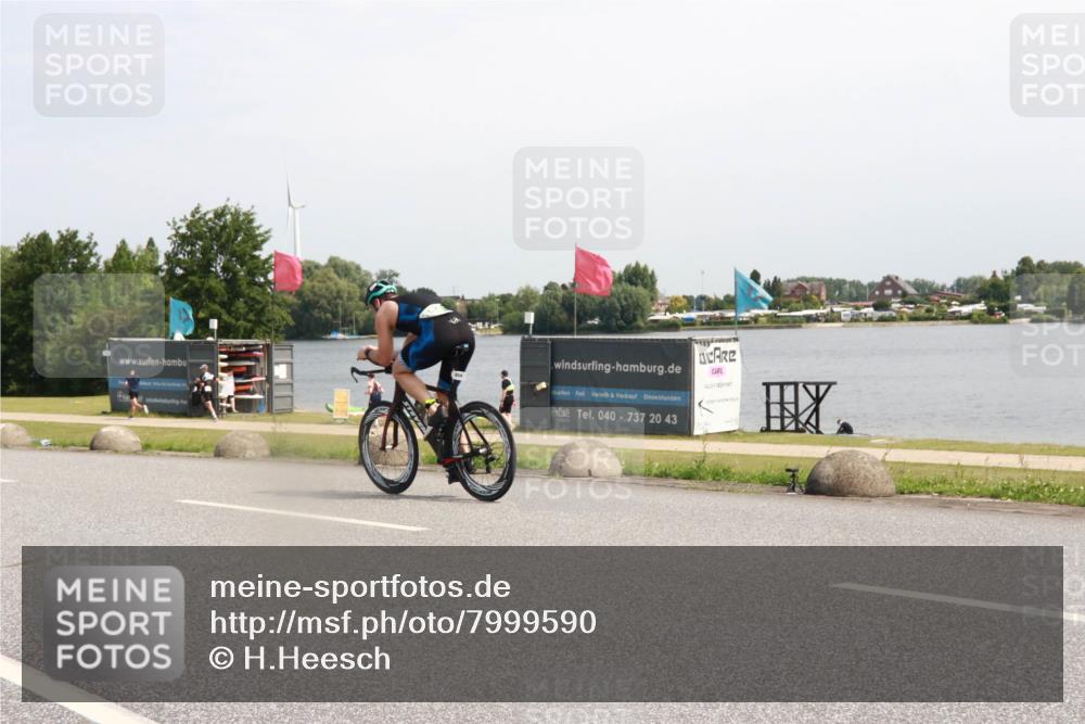 15.06.2025 - 27. Vierlanden-Triathlon H.Heesch http://msf.ph/oto/7999590 15.06.2025 11:40:01 Radfahren 654, 711, 743 meine-sportfotos.de