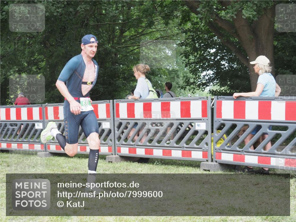 21.06.2025 - 27. Vierlanden-Triathlon KatJ http://msf.ph/oto/7999600 15.06.2025 12:53:59 Ziel 21, 60, 650, 682 meine-sportfotos.de