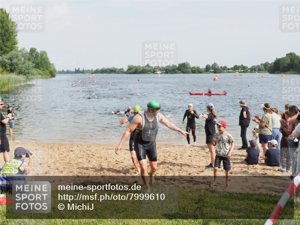21.06.2025 - 27. Vierlanden-Triathlon MichiJ http://msf.ph/oto/7999610 15.06.2026 10:03:41 Schwimmen 377, 425, 432, 439 meine-sportfotos.de