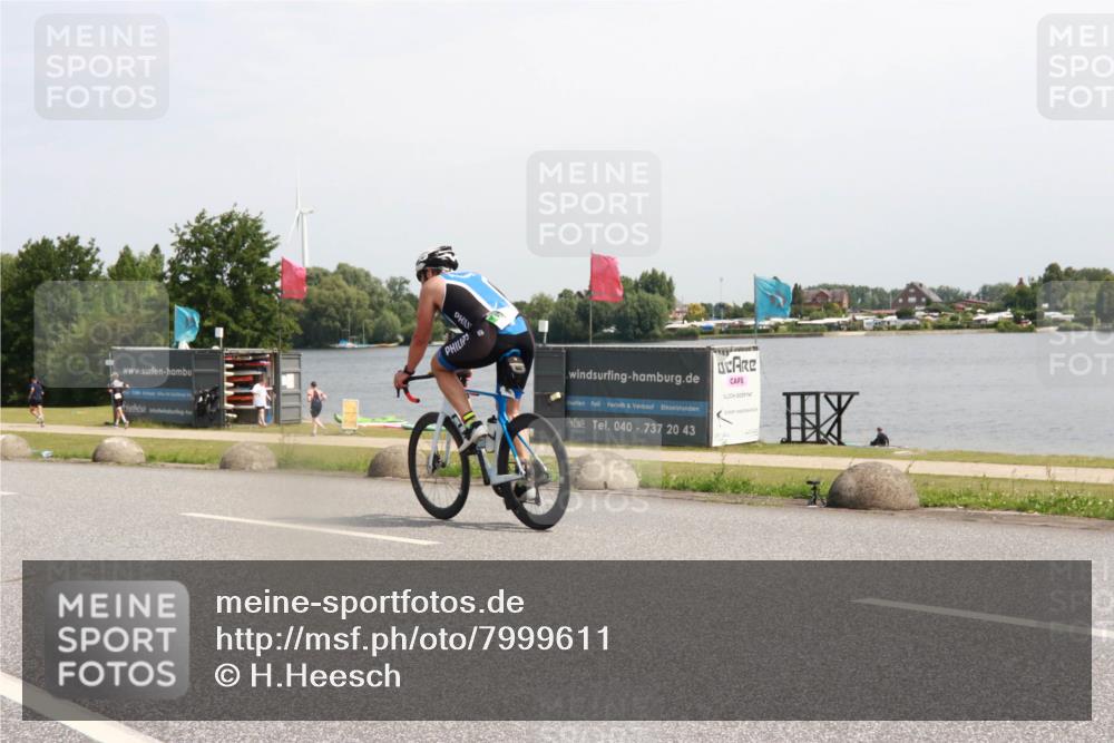 15.06.2025 - 27. Vierlanden-Triathlon H.Heesch http://msf.ph/oto/7999611 15.06.2025 11:40:02 Radfahren 654, 685, 711, 743 meine-sportfotos.de