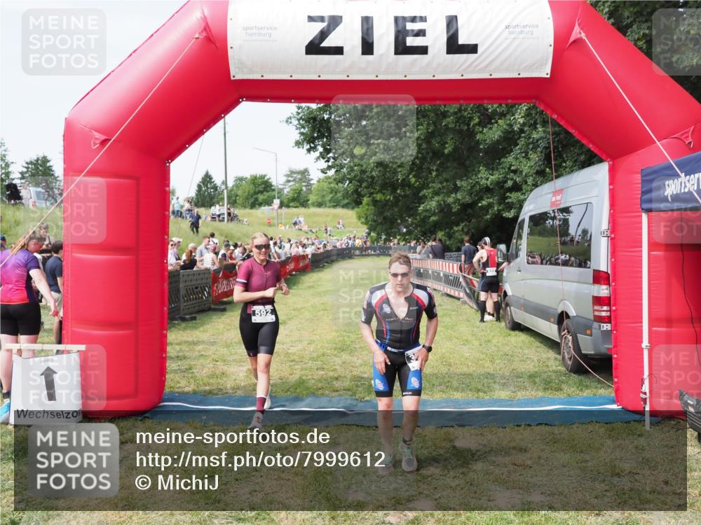 21.06.2025 - 27. Vierlanden-Triathlon MichiJ http://msf.ph/oto/7999612 15.06.2026 11:23:10 Ziel 372, 592 meine-sportfotos.de