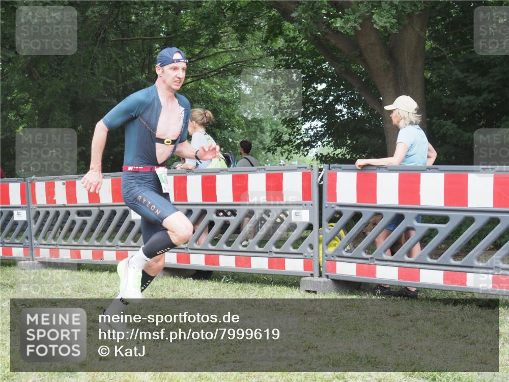 21.06.2025 - 27. Vierlanden-Triathlon KatJ http://msf.ph/oto/7999619 15.06.2025 12:54:00 Ziel 21, 60, 650, 682 meine-sportfotos.de