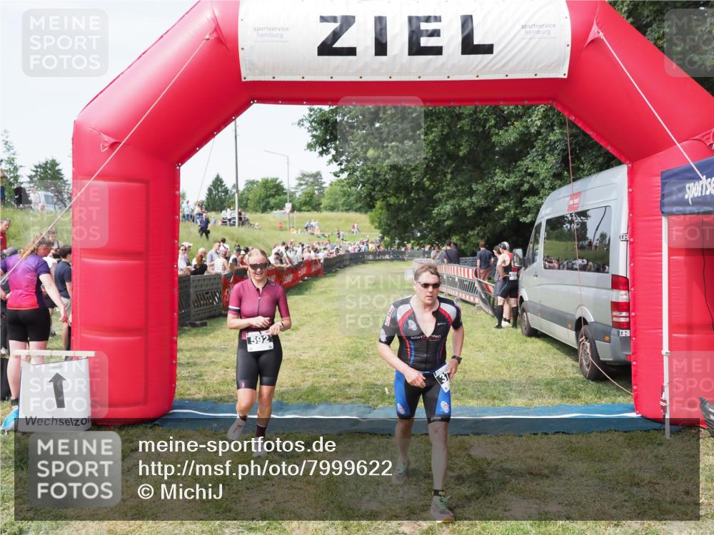 21.06.2025 - 27. Vierlanden-Triathlon MichiJ http://msf.ph/oto/7999622 15.06.2026 11:23:10 Ziel 372, 592 meine-sportfotos.de