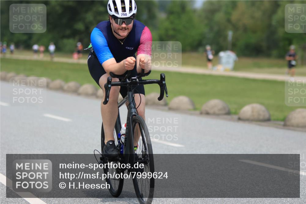 21.06.2025 - 27. Vierlanden-Triathlon H.Heesch http://msf.ph/oto/7999624 15.06.2025 12:31:14 Radfahren 750 meine-sportfotos.de