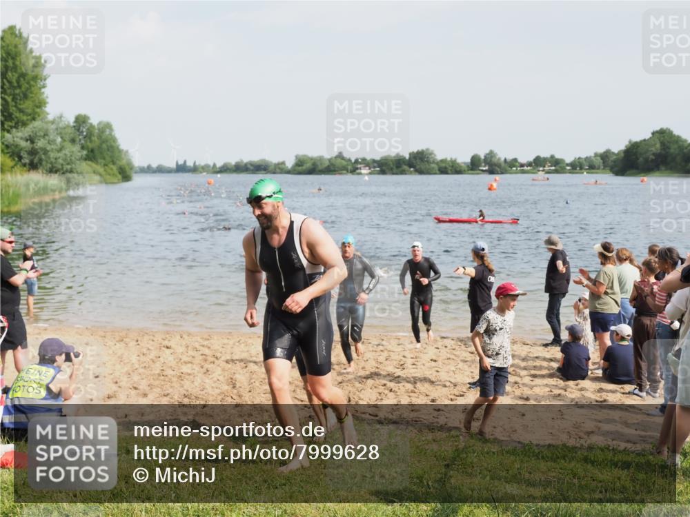 21.06.2025 - 27. Vierlanden-Triathlon MichiJ http://msf.ph/oto/7999628 15.06.2026 10:03:41 Schwimmen 377, 425, 432, 439 meine-sportfotos.de