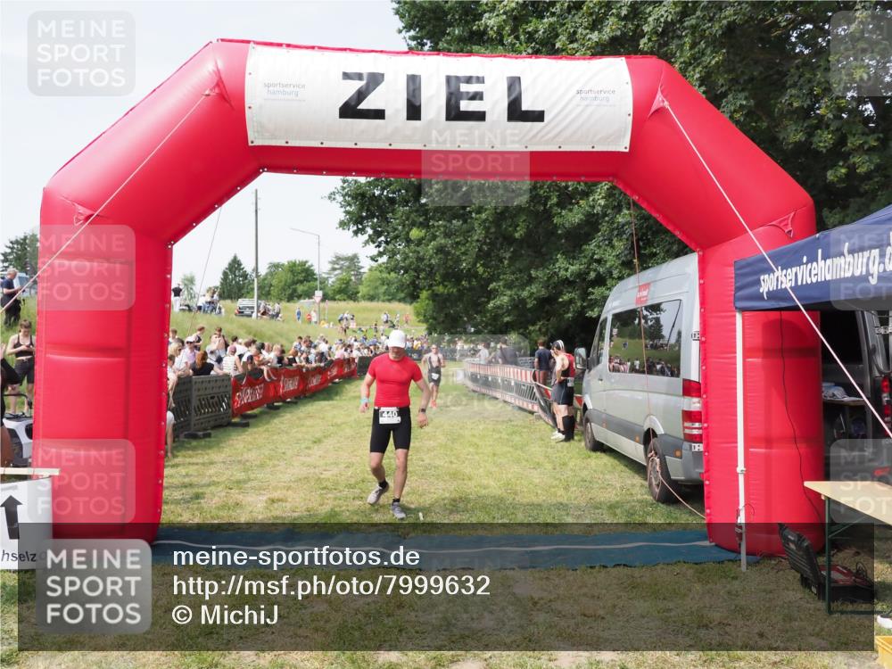 21.06.2025 - 27. Vierlanden-Triathlon MichiJ http://msf.ph/oto/7999632 15.06.2026 11:23:39 Ziel 418, 440 meine-sportfotos.de