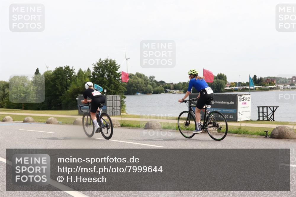 15.06.2025 - 27. Vierlanden-Triathlon H.Heesch http://msf.ph/oto/7999644 15.06.2025 10:24:27 Radfahren 221, 542, 614 meine-sportfotos.de