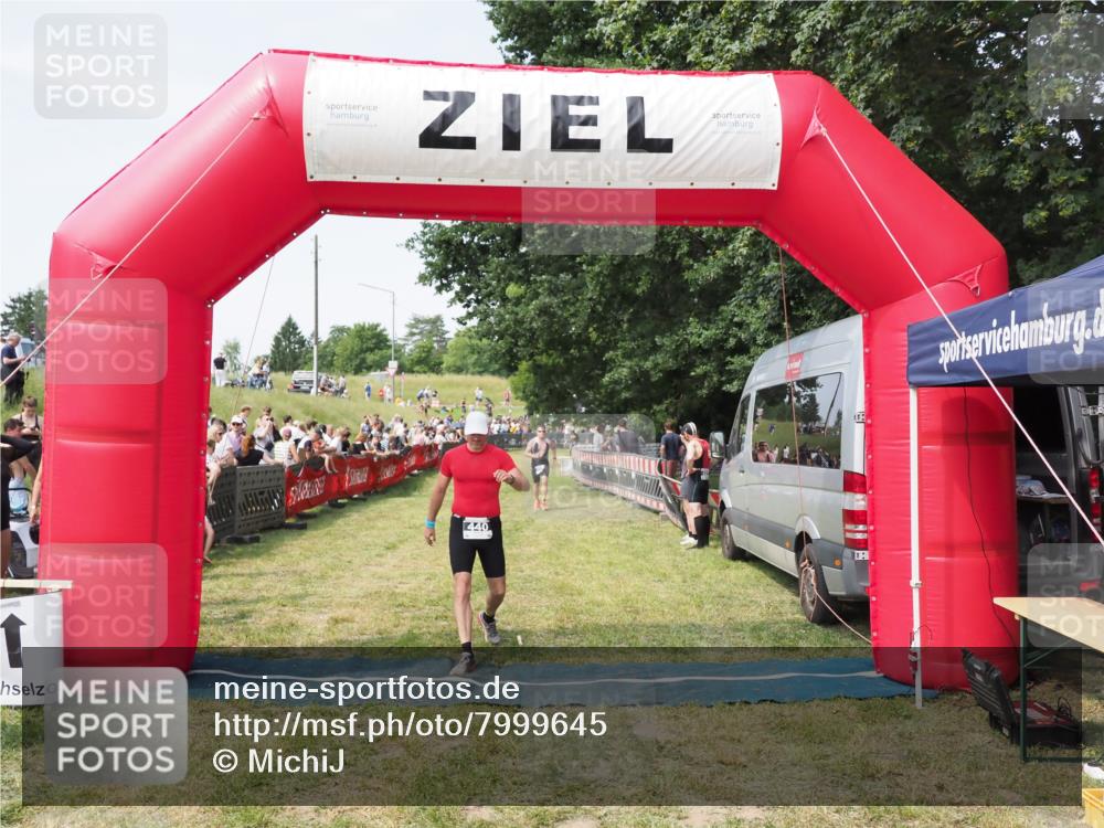 21.06.2025 - 27. Vierlanden-Triathlon MichiJ http://msf.ph/oto/7999645 15.06.2026 11:23:39 Ziel 418, 440 meine-sportfotos.de
