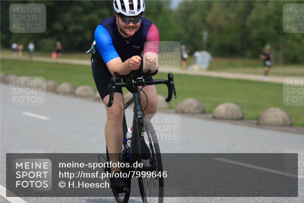 21.06.2025 - 27. Vierlanden-Triathlon H.Heesch http://msf.ph/oto/7999646 15.06.2025 12:31:14 Radfahren 750 meine-sportfotos.de