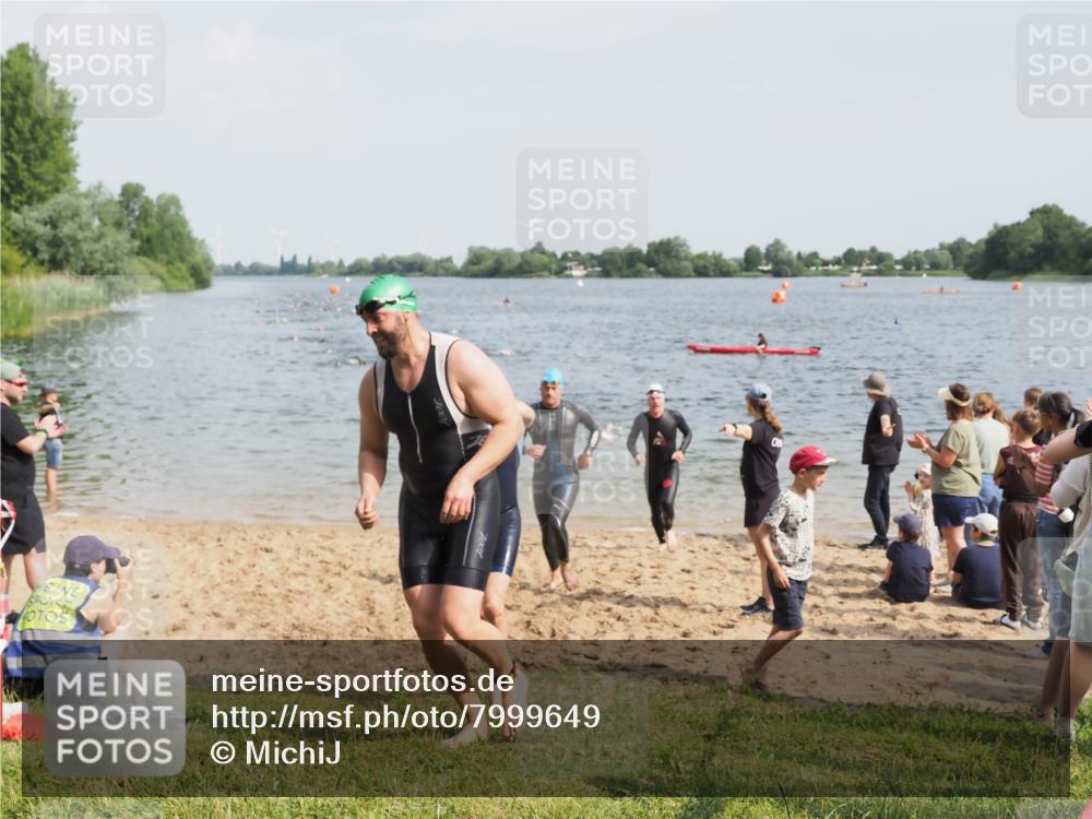 21.06.2025 - 27. Vierlanden-Triathlon MichiJ http://msf.ph/oto/7999649 15.06.2026 10:03:42 Schwimmen 377, 425, 432, 436, 439 meine-sportfotos.de