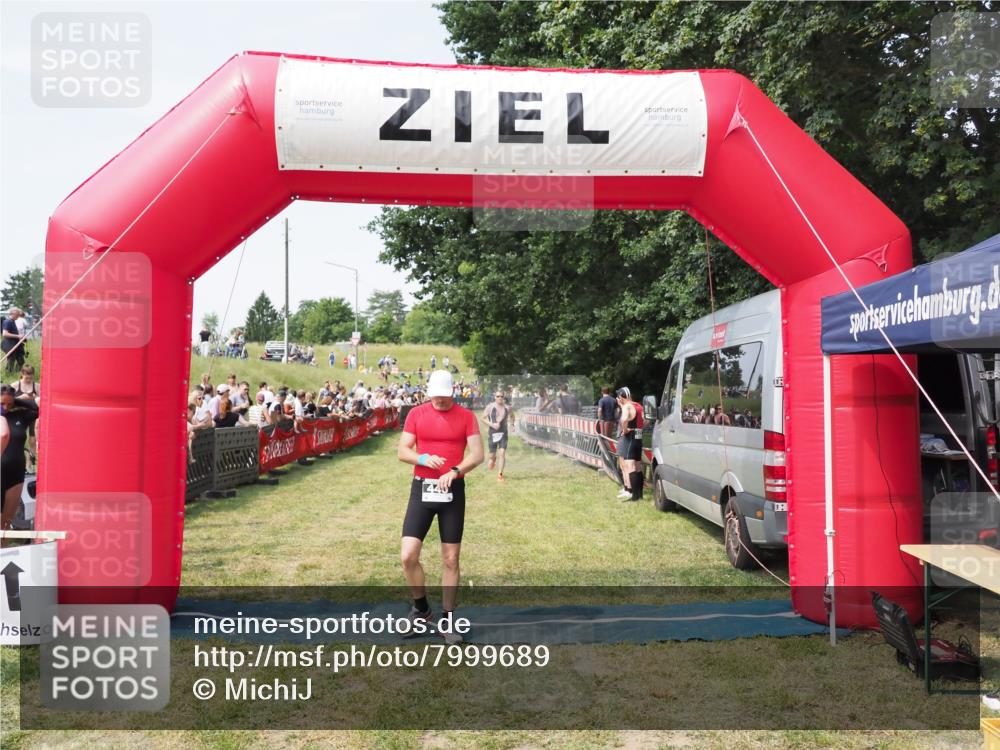 21.06.2025 - 27. Vierlanden-Triathlon MichiJ http://msf.ph/oto/7999689 15.06.2026 11:23:40 Ziel 418, 440 meine-sportfotos.de