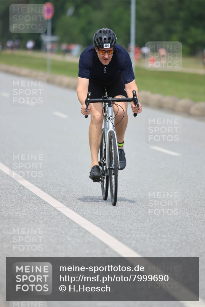 21.06.2025 - 27. Vierlanden-Triathlon H.Heesch http://msf.ph/oto/7999690 15.06.2025 12:31:28 Radfahren 779, 856 meine-sportfotos.de