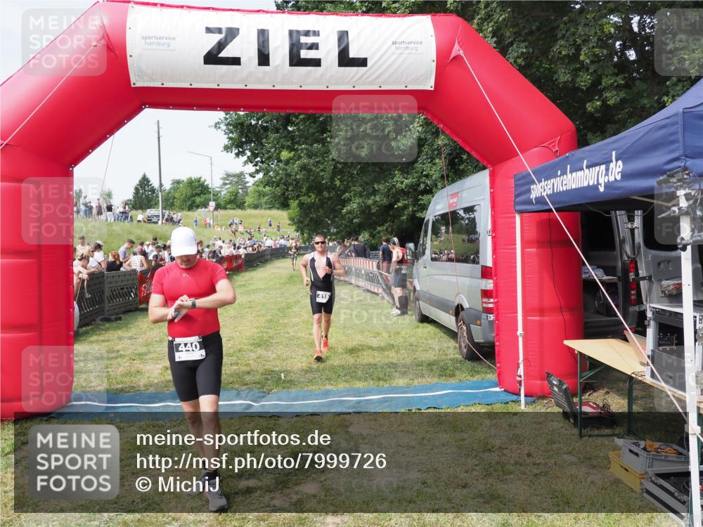 21.06.2025 - 27. Vierlanden-Triathlon MichiJ http://msf.ph/oto/7999726 15.06.2026 11:23:42 Ziel 418, 440 meine-sportfotos.de