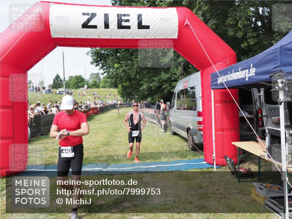 21.06.2025 - 27. Vierlanden-Triathlon MichiJ http://msf.ph/oto/7999753 15.06.2026 11:23:43 Ziel 418, 440 meine-sportfotos.de