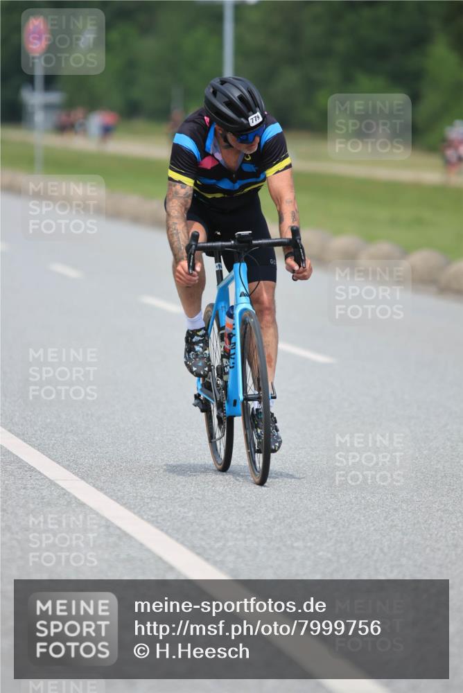 21.06.2025 - 27. Vierlanden-Triathlon H.Heesch http://msf.ph/oto/7999756 15.06.2025 12:31:31 Radfahren 779, 785, 856 meine-sportfotos.de