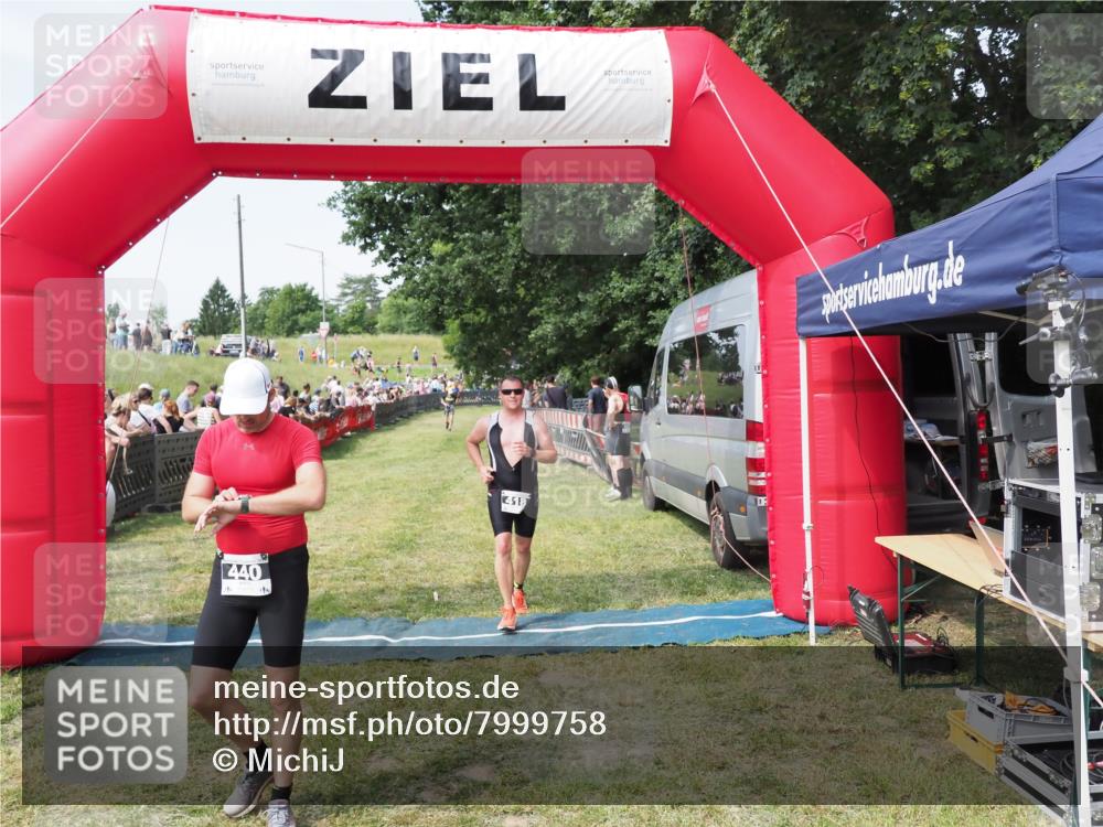 21.06.2025 - 27. Vierlanden-Triathlon MichiJ http://msf.ph/oto/7999758 15.06.2026 11:23:43 Ziel 418, 440 meine-sportfotos.de