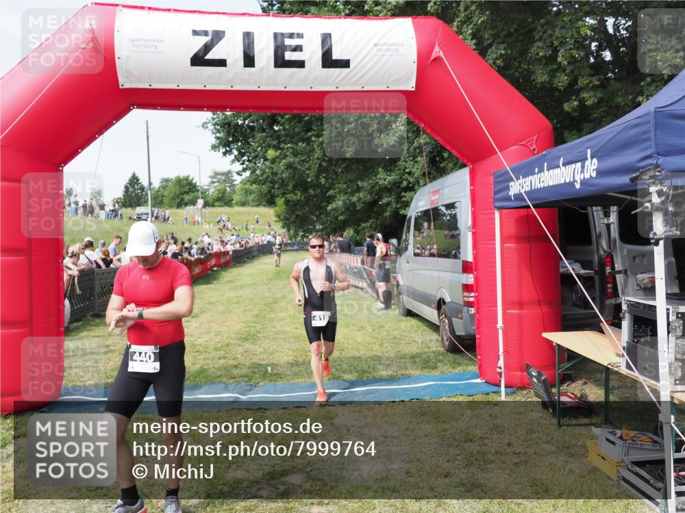 21.06.2025 - 27. Vierlanden-Triathlon MichiJ http://msf.ph/oto/7999764 15.06.2026 11:23:43 Ziel 418, 440 meine-sportfotos.de