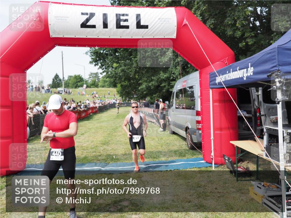 21.06.2025 - 27. Vierlanden-Triathlon MichiJ http://msf.ph/oto/7999768 15.06.2026 11:23:43 Ziel 418, 440 meine-sportfotos.de
