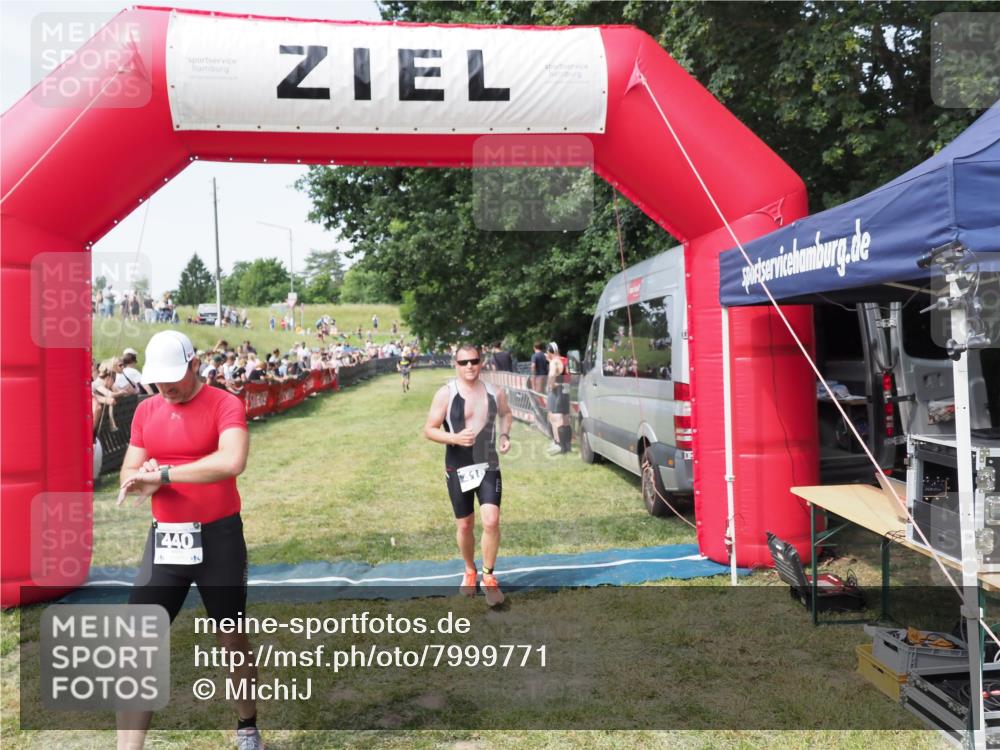 21.06.2025 - 27. Vierlanden-Triathlon MichiJ http://msf.ph/oto/7999771 15.06.2026 11:23:44 Ziel 418, 440 meine-sportfotos.de
