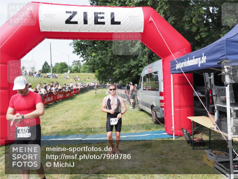 21.06.2025 - 27. Vierlanden-Triathlon MichiJ http://msf.ph/oto/7999786 15.06.2026 11:23:44 Ziel 418, 440 meine-sportfotos.de