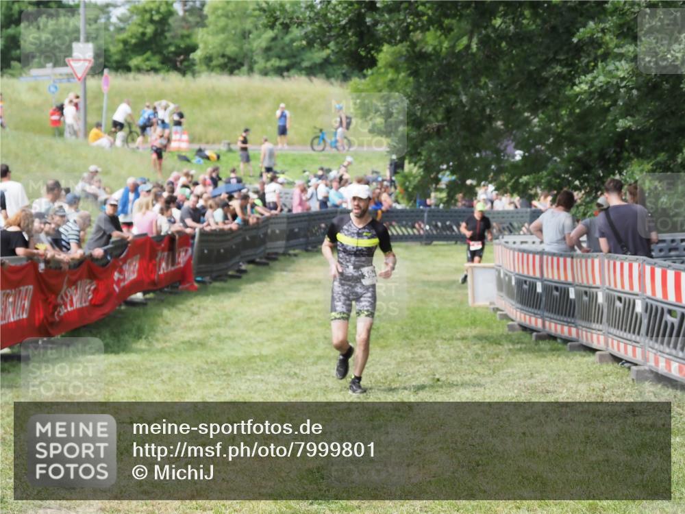 21.06.2025 - 27. Vierlanden-Triathlon MichiJ http://msf.ph/oto/7999801 15.06.2026 11:23:49 Ziel 394, 418 meine-sportfotos.de
