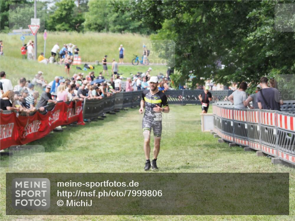 21.06.2025 - 27. Vierlanden-Triathlon MichiJ http://msf.ph/oto/7999806 15.06.2026 11:23:49 Ziel 394, 418 meine-sportfotos.de
