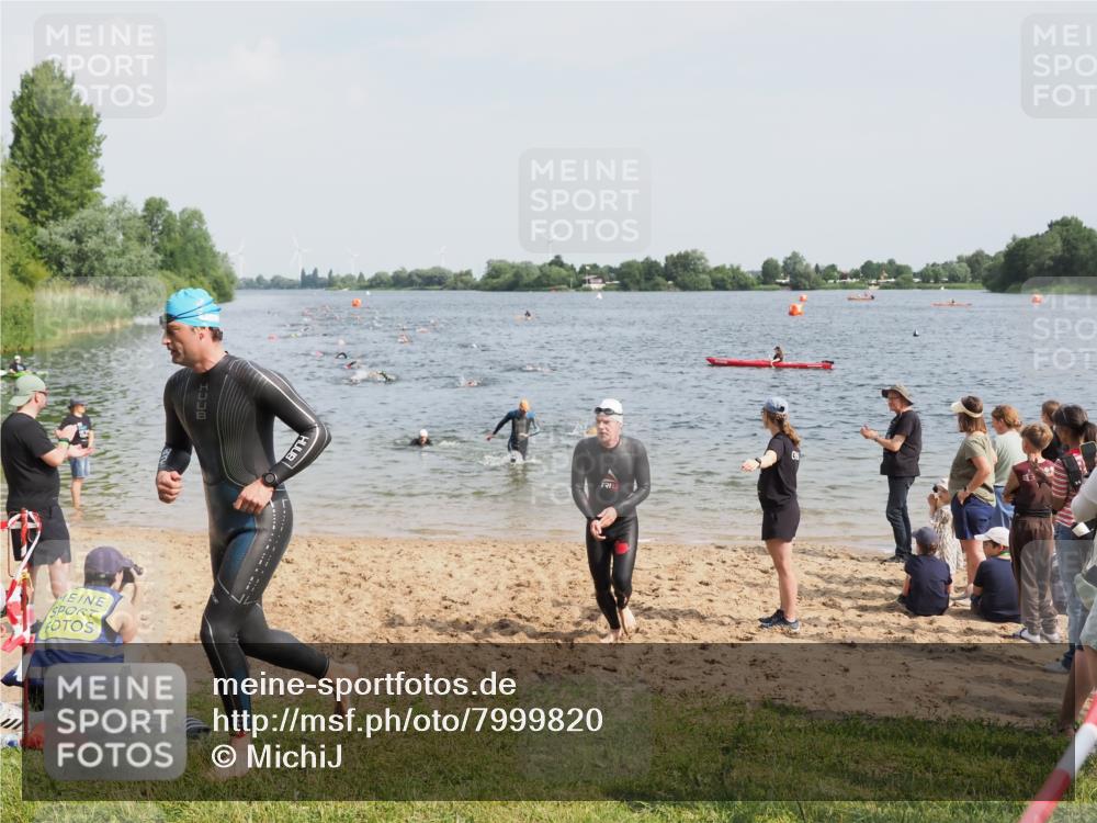 21.06.2025 - 27. Vierlanden-Triathlon MichiJ http://msf.ph/oto/7999820 15.06.2026 10:03:44 Schwimmen 377, 425, 432, 436, 439, 1398 meine-sportfotos.de