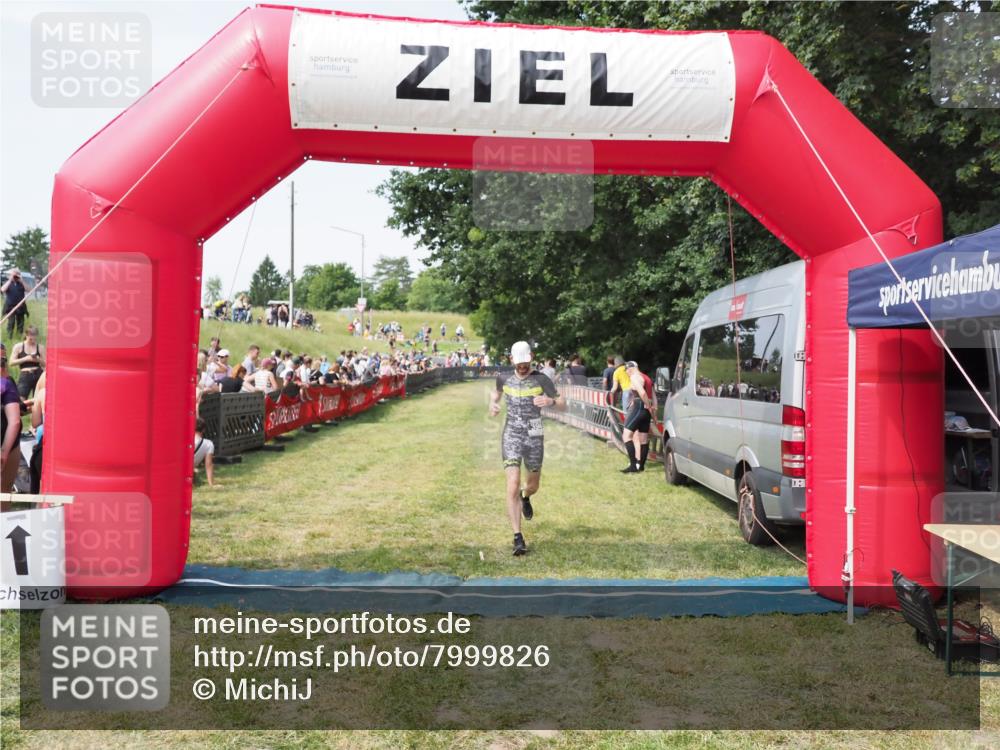 21.06.2025 - 27. Vierlanden-Triathlon MichiJ http://msf.ph/oto/7999826 15.06.2026 11:23:52 Ziel 394 meine-sportfotos.de