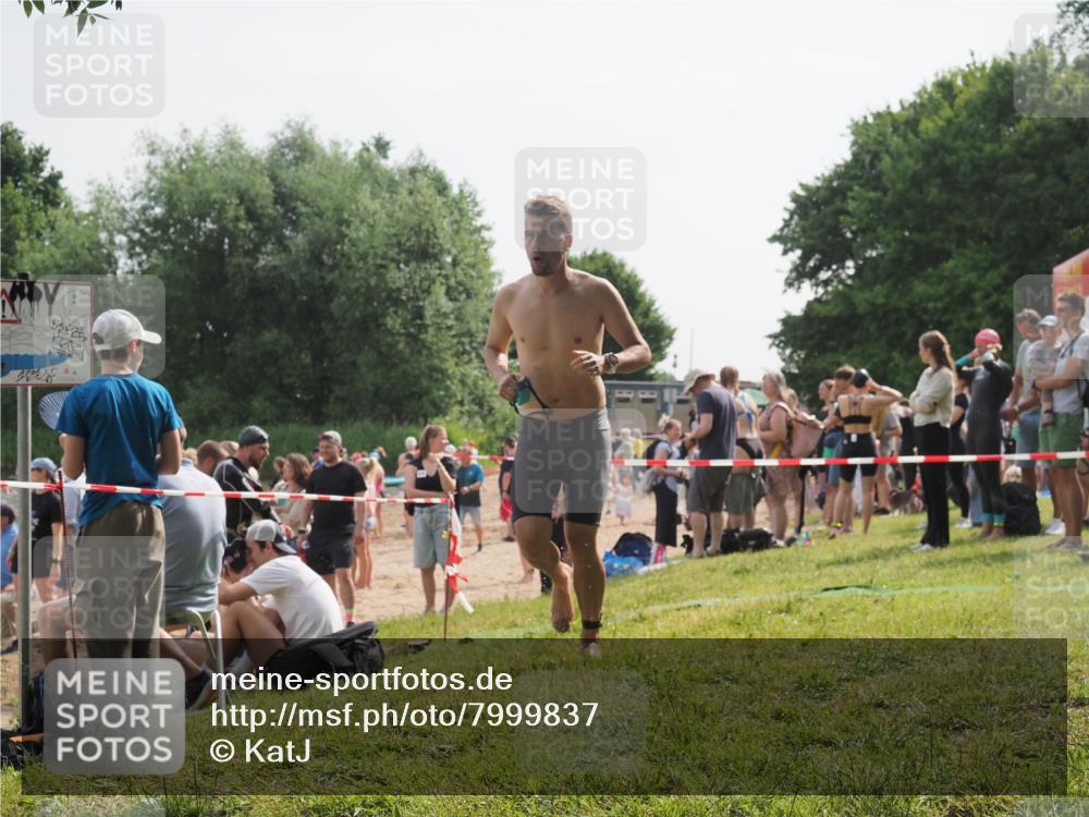 15.06.2025 - 27. Vierlanden-Triathlon KatJ http://msf.ph/oto/7999837 15.06.2025 09:56:52 Schwimmen 258, 275, 281, 301, 320 meine-sportfotos.de
